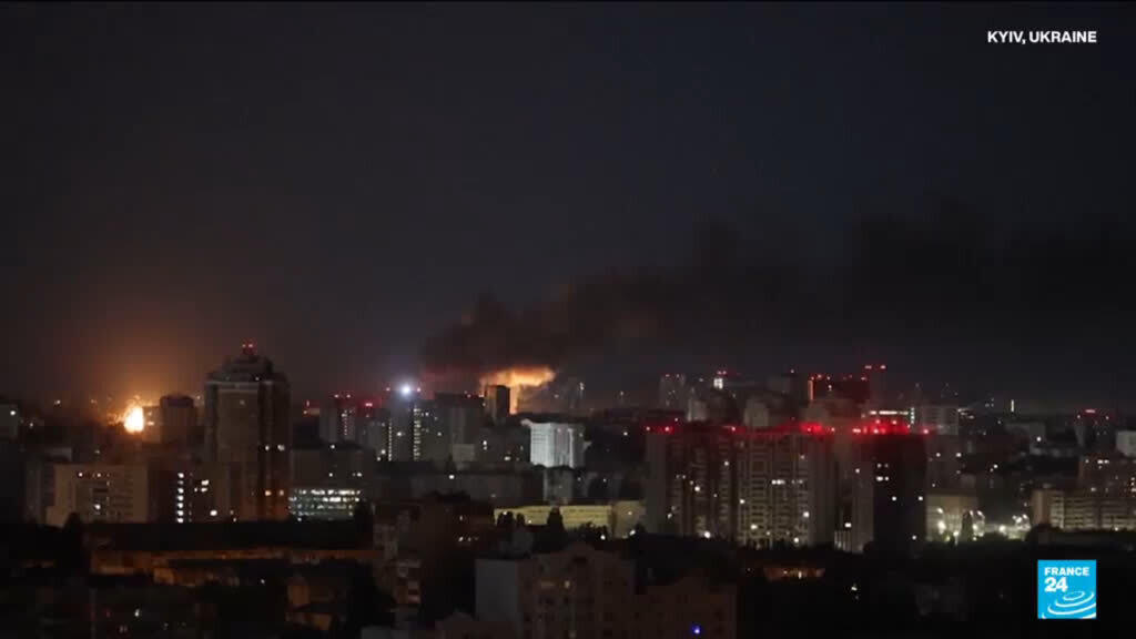Video thumbnail for Kyiv: 9 dead and 22 hurt in missile attack