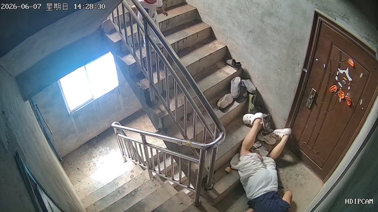 Video thumbnail for Mom Slips on Rainy Apartment Stairs in Chongqing