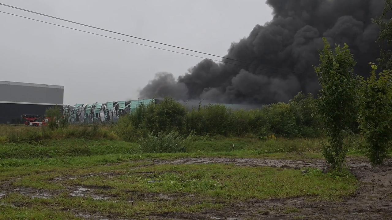 Video thumbnail for Russia: Massive fire breaks out at logistics center in St. Petersburg.