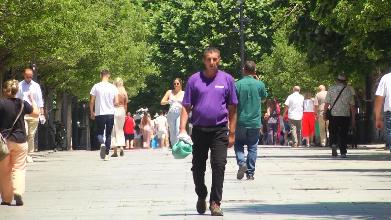 Video thumbnail for Scorching temperatures drive people to parks and fountains in Pristina.