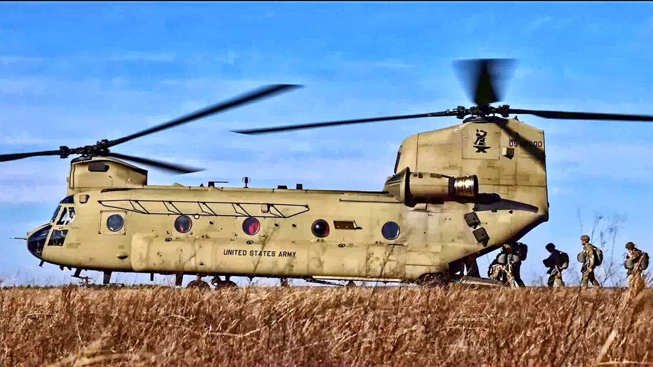 Video thumbnail for Green Berets Parachute From Chinook Helicopter (DEC 2025)