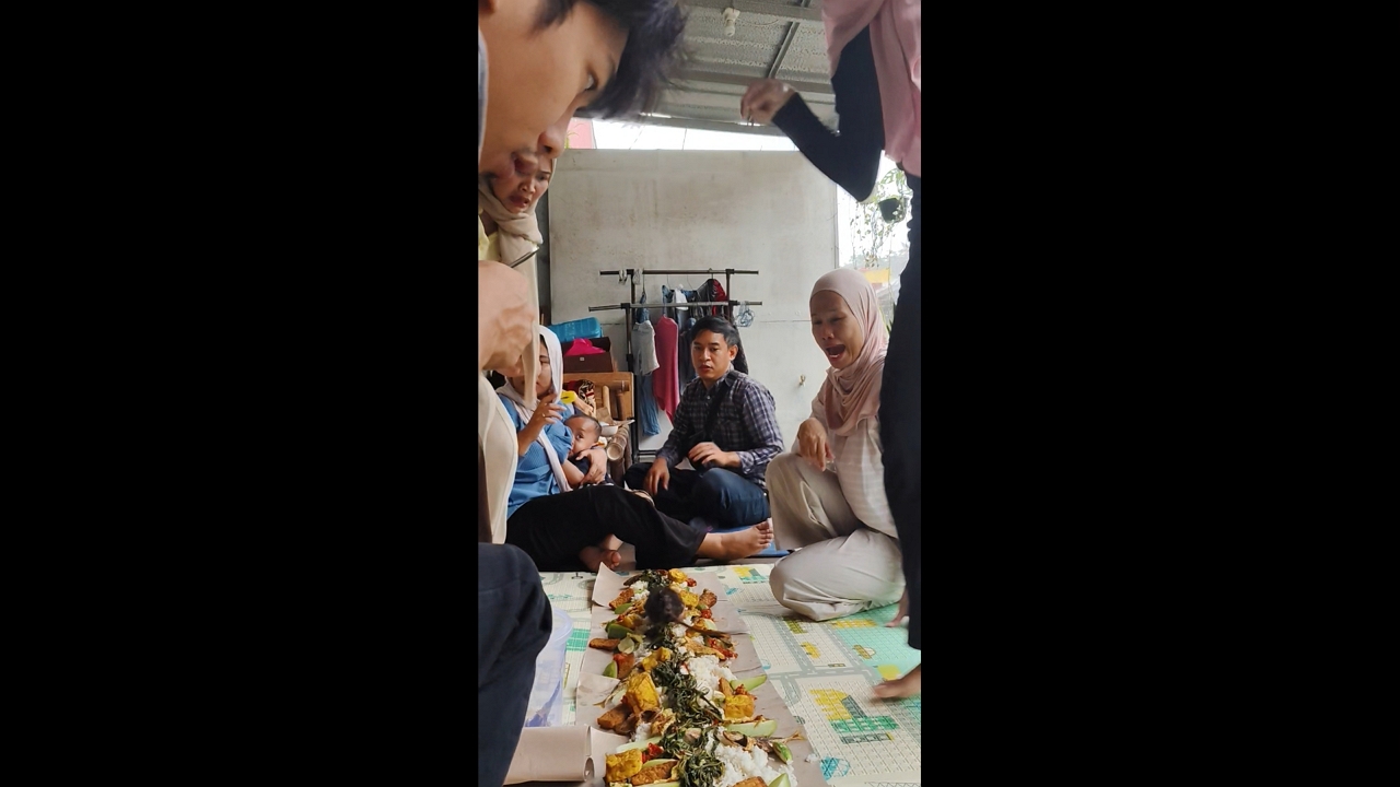 Video thumbnail for Rat Crashes Lunch Party in Depok!
