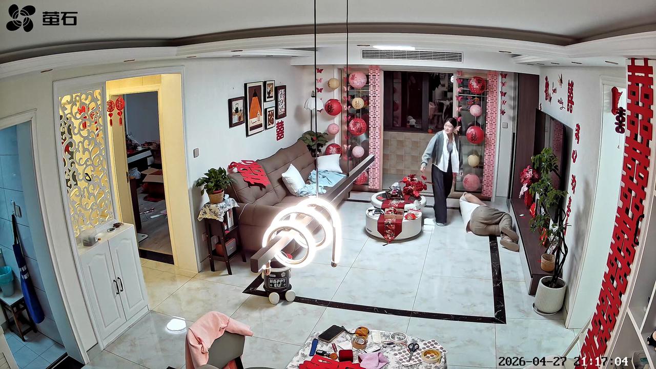 Video thumbnail for China: Chinese man mistook falling decoration for bat and smashed into TV cabinet in panic.