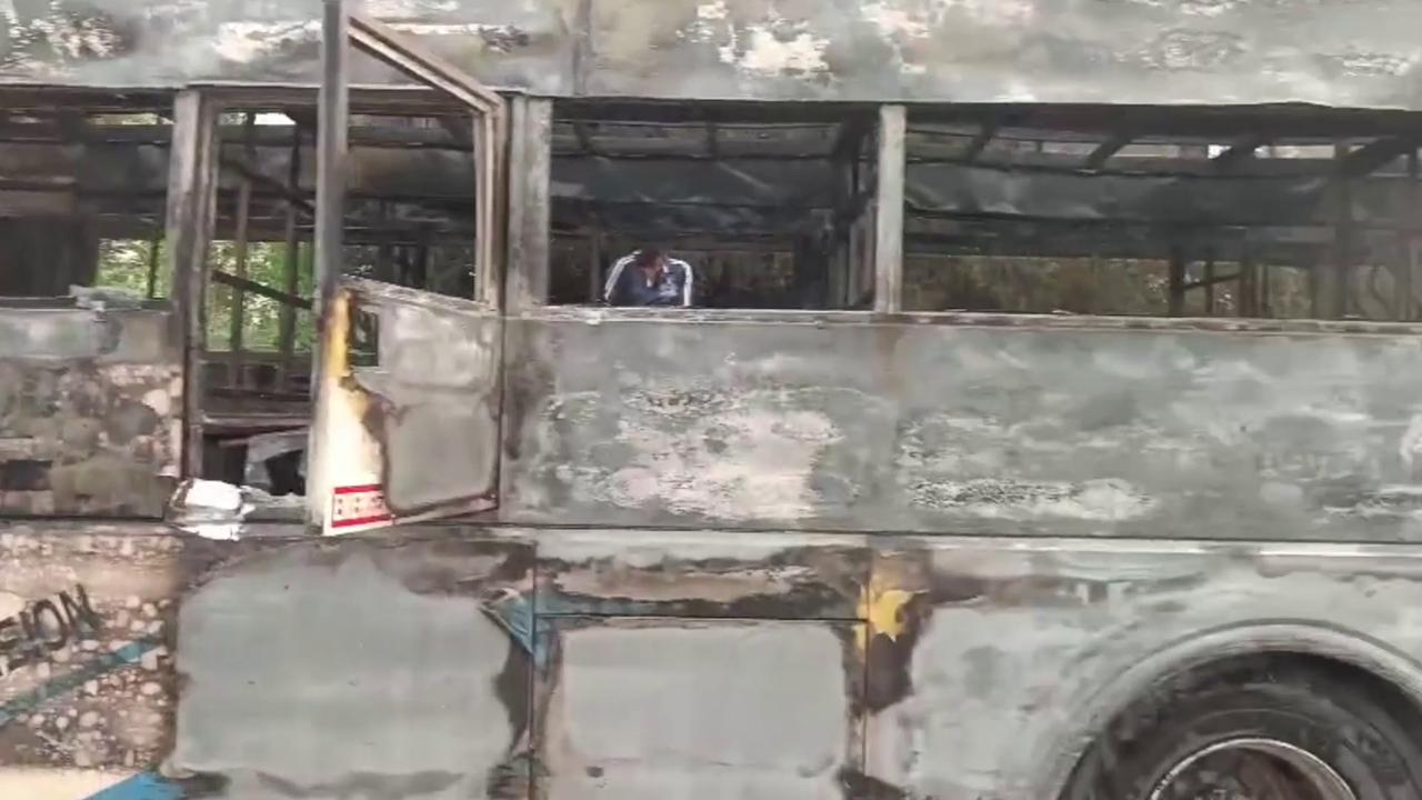 Video thumbnail for India: Moving bus bursts into flames on highway as passengers escape burning vehicle safely.