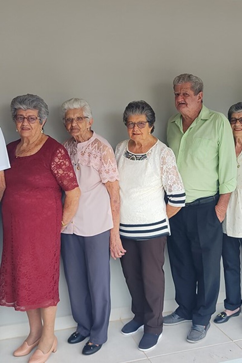 Video thumbnail for Highest combined age of 11 living siblings - 924 years 248 days achieved by the Moreira da Silva Santos siblings