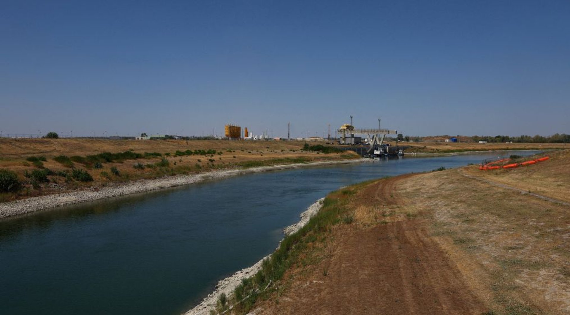 Video thumbnail for Hungary’s Paks nuclear plant faces shutdown as the Danube water levels hit record lows