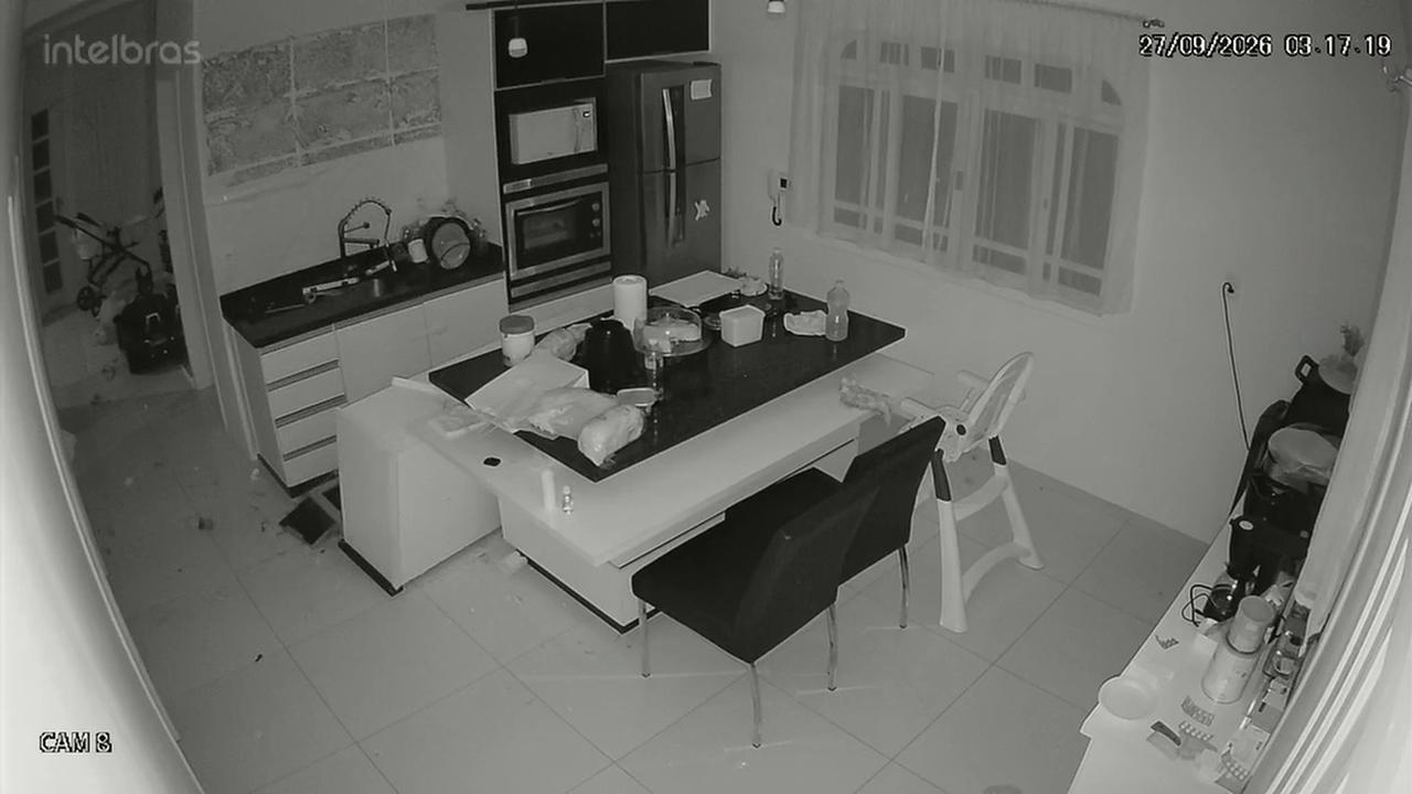Video thumbnail for Brazil: Wall-Mounted Kitchen Cabinet Suddenly Crashes to the Floor on CCTV.