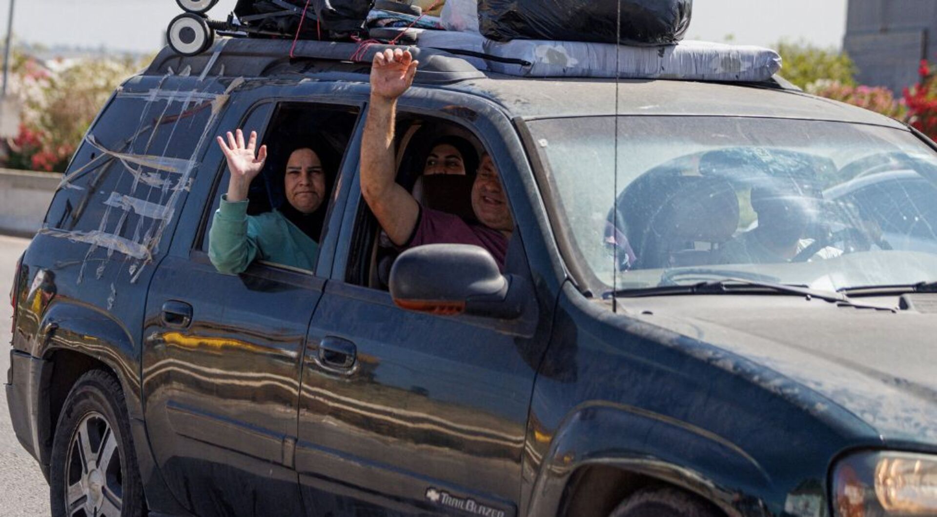 Video thumbnail for Displaced families return to destroyed towns in southern Lebanon despite warnings