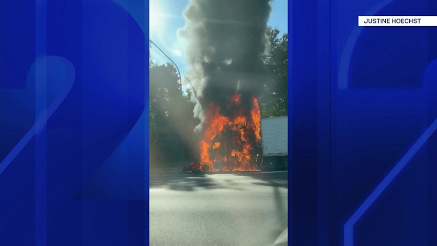 Video thumbnail for Vehicle fire on LIE temporarily closes all eastbound lanes