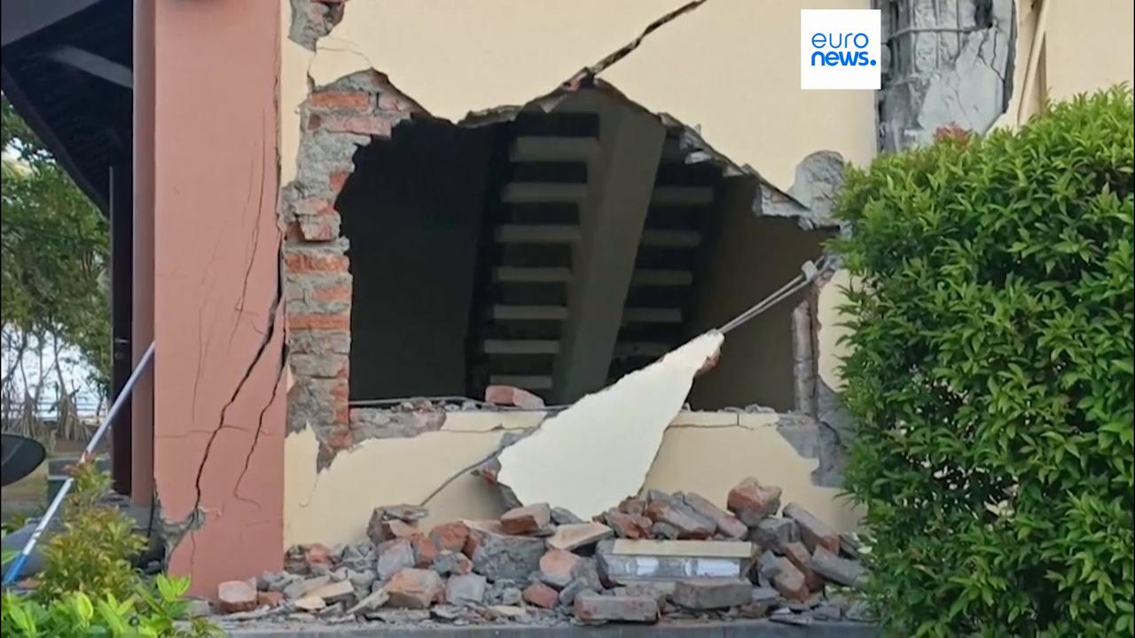 Video thumbnail for Powerful 7.7-magnitude earthquake strikes Indonesia, killing at least 40