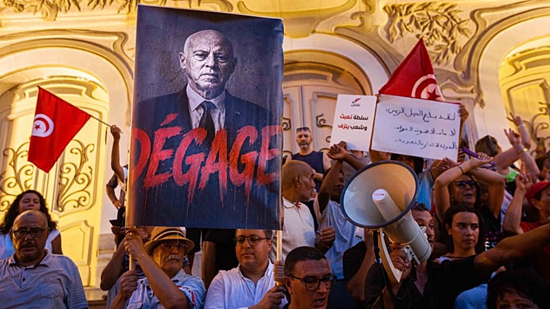 Video thumbnail for Tunisia president softens 'fake news' decree after criticism by rights groups