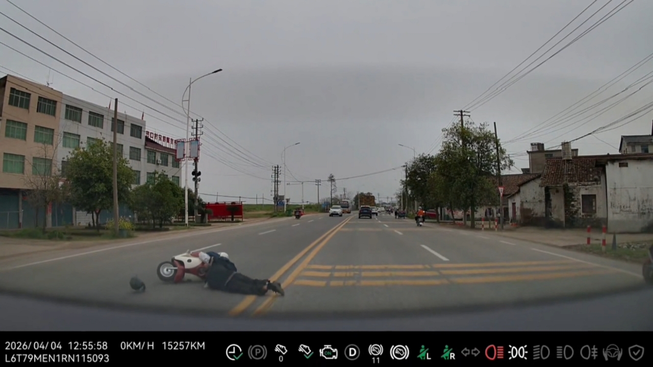 Video thumbnail for Scooter Wipeout on Jiangxi Highway!