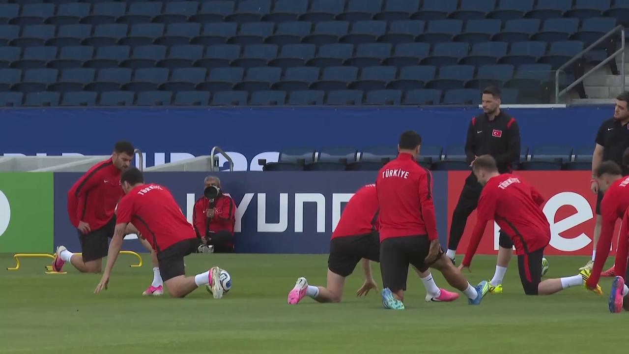 Video thumbnail for US: Türkiye national football team trains in Los Angeles ahead of US World Cup match.