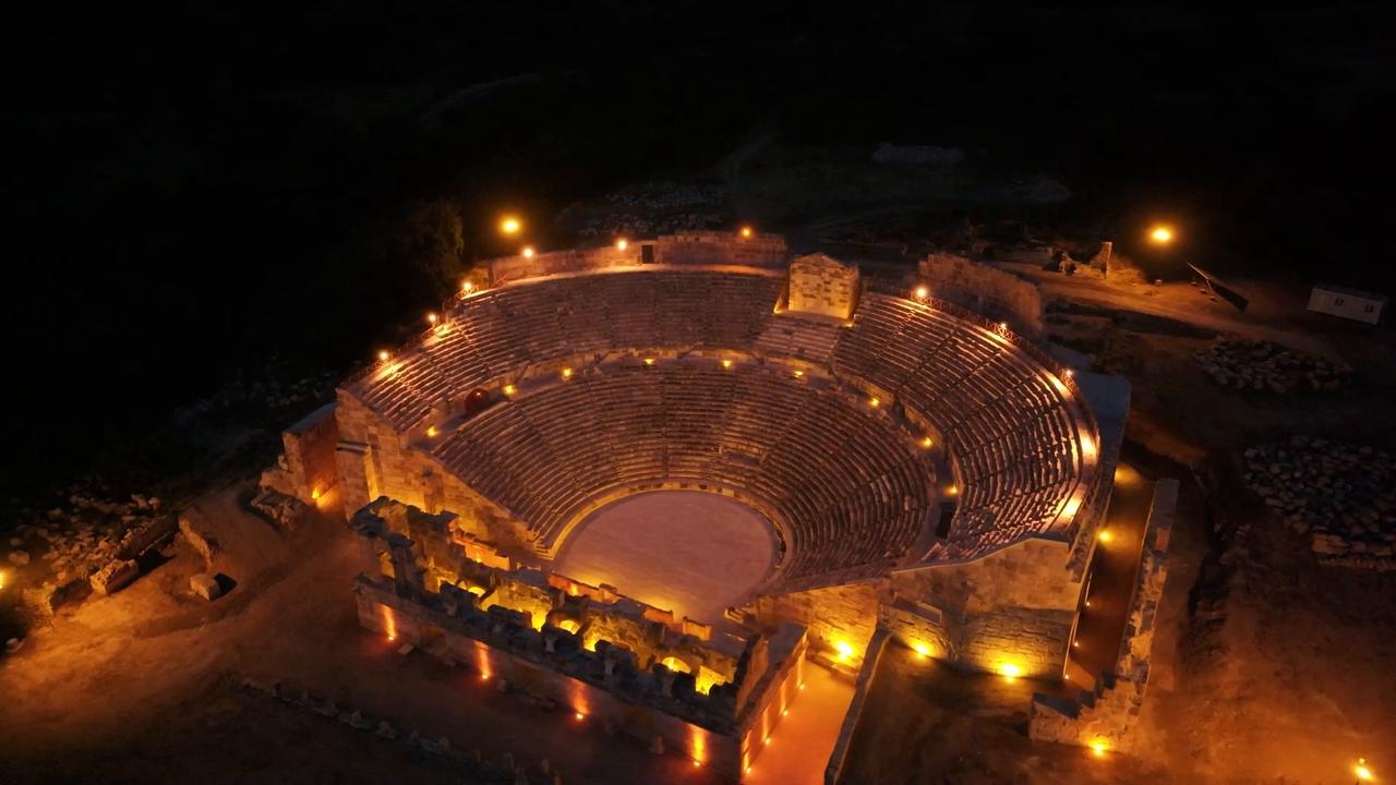 Video thumbnail for Türkiye: Ancient Tlos theater in Türkiye lights up with solar power after restoration.