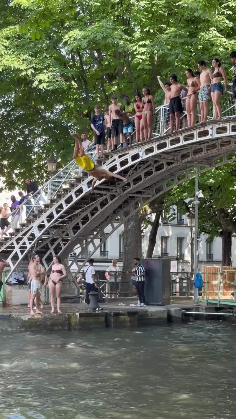 Video thumbnail for Parisians Cooling Off in Canal Saint Martin