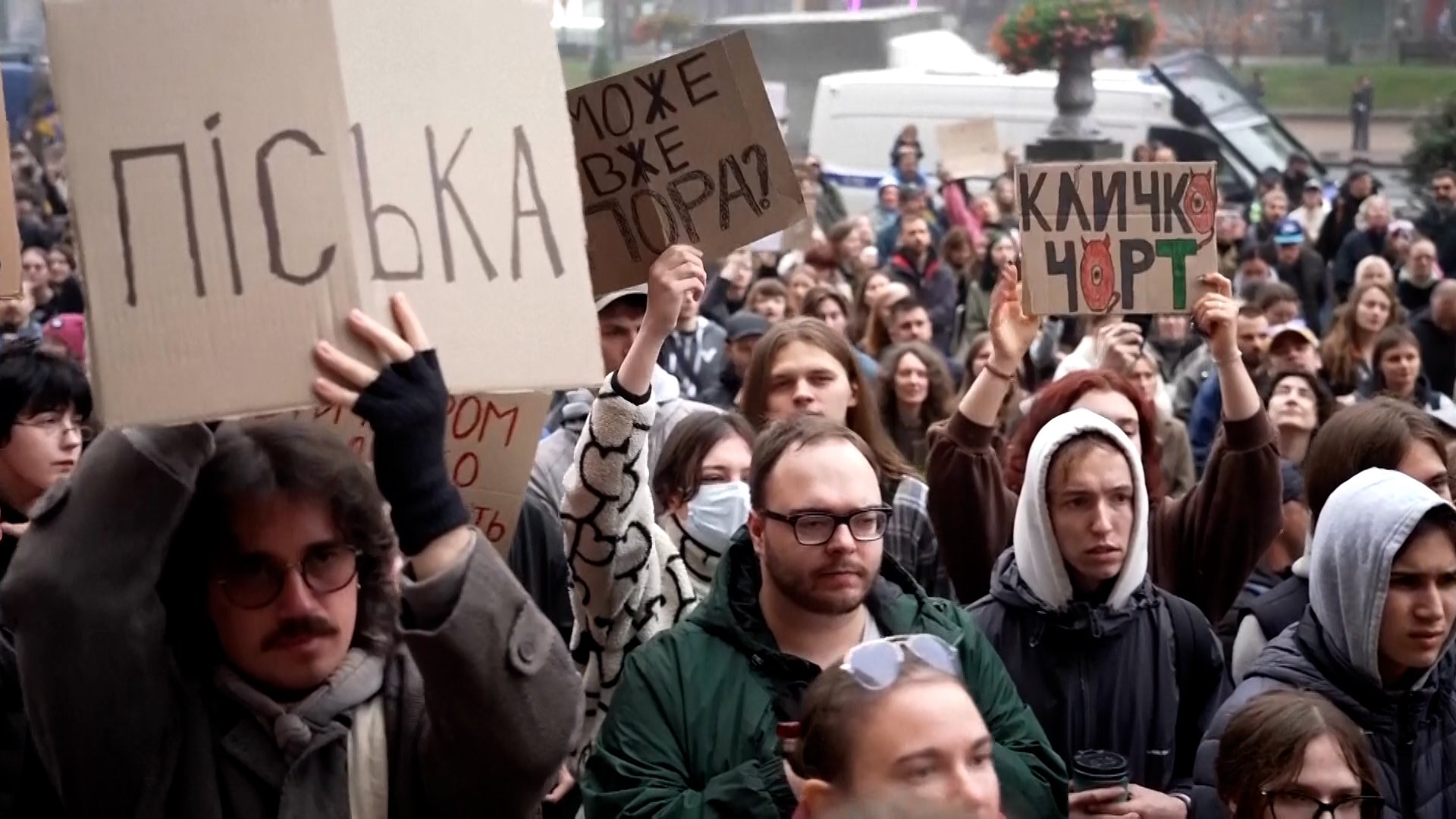 Video thumbnail for Hundreds rally in Kyiv to demand the resignation of Mayor Vitali Klitschko