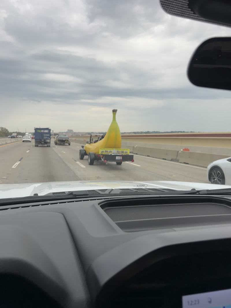 Video thumbnail for Giant Banana Car Cruising down Interstate 30