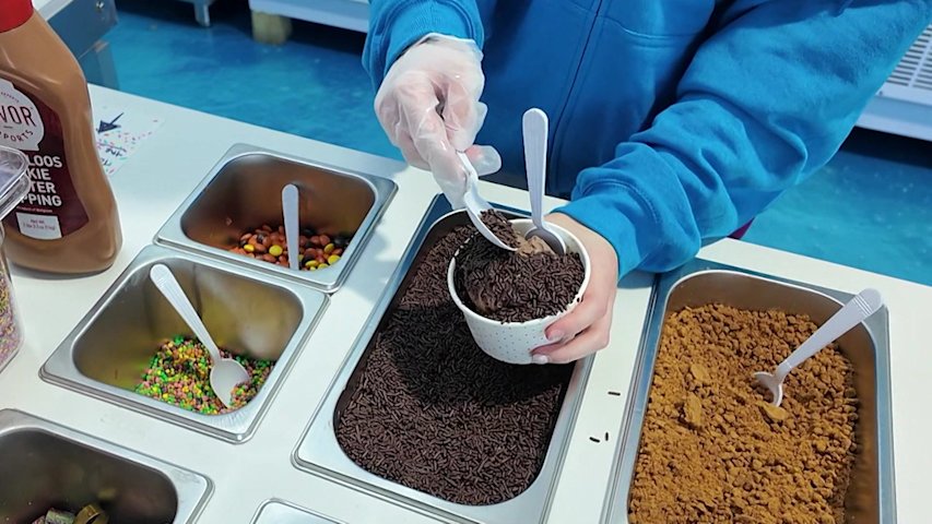 Video thumbnail for Beachgoers turn to ice cream to beat the summer heat