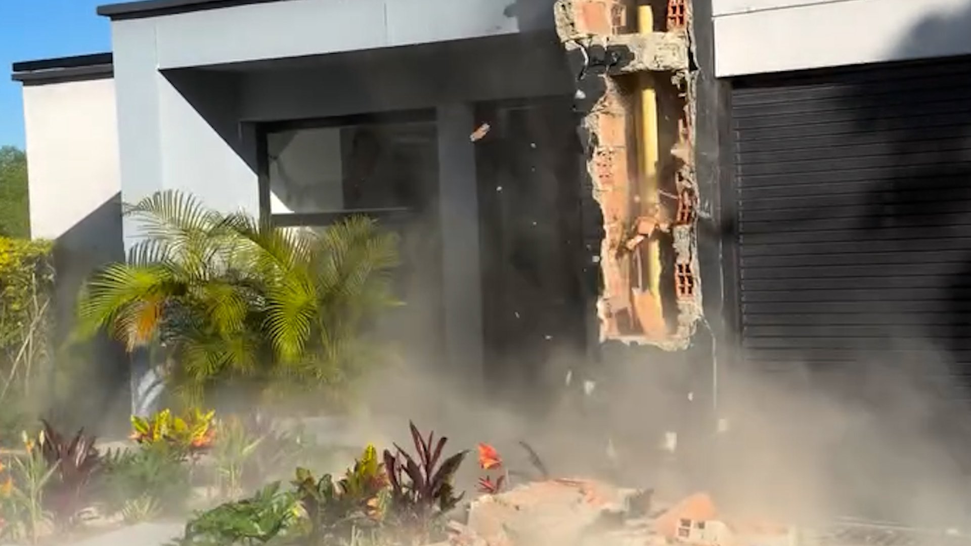 Video thumbnail for Family watches helplessly as Colombia quake destroys home