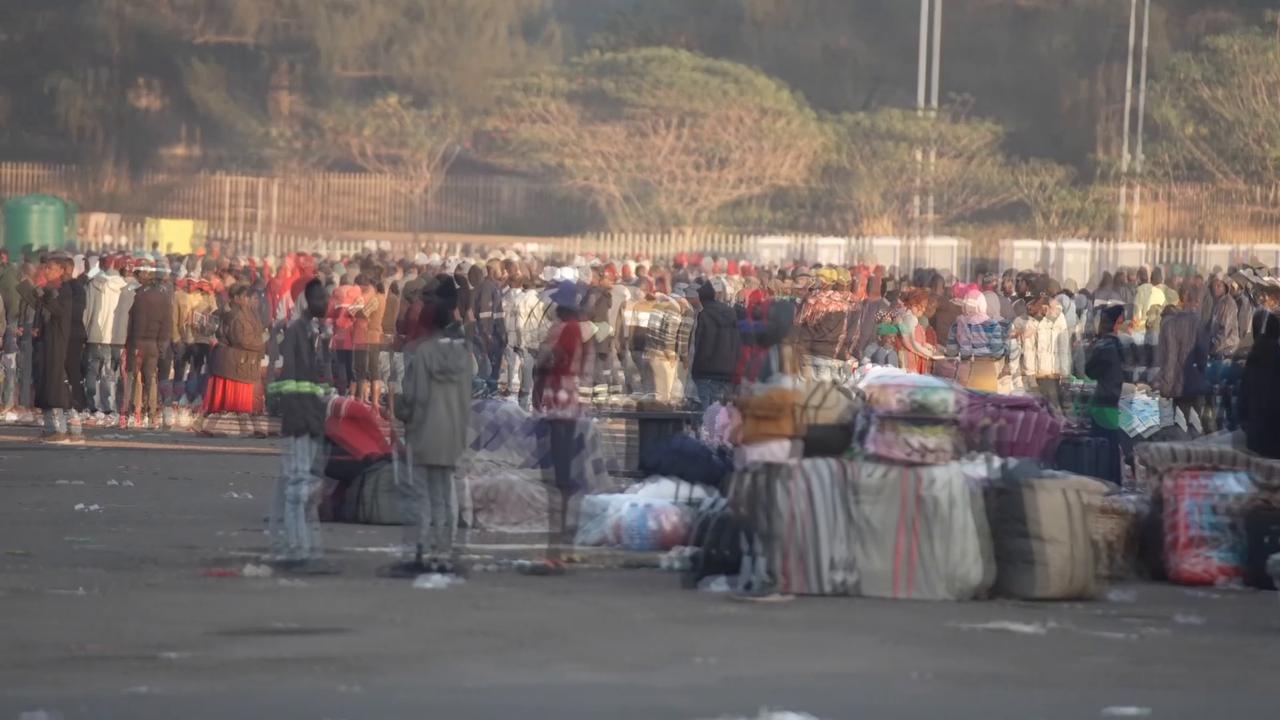 Video thumbnail for South Africa: Thousands of Malawian migrants queue in South Africa to return home.