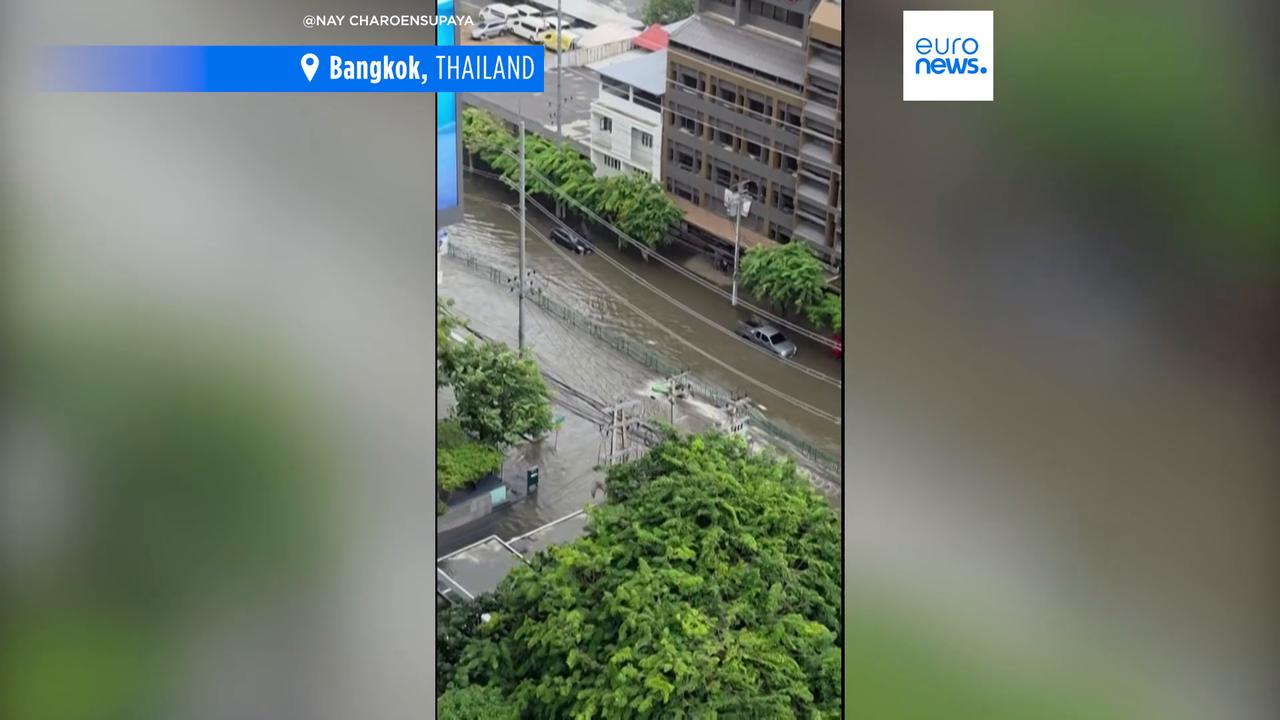 Video thumbnail for Jet ski rider cruises through flooded streets of Bangkok