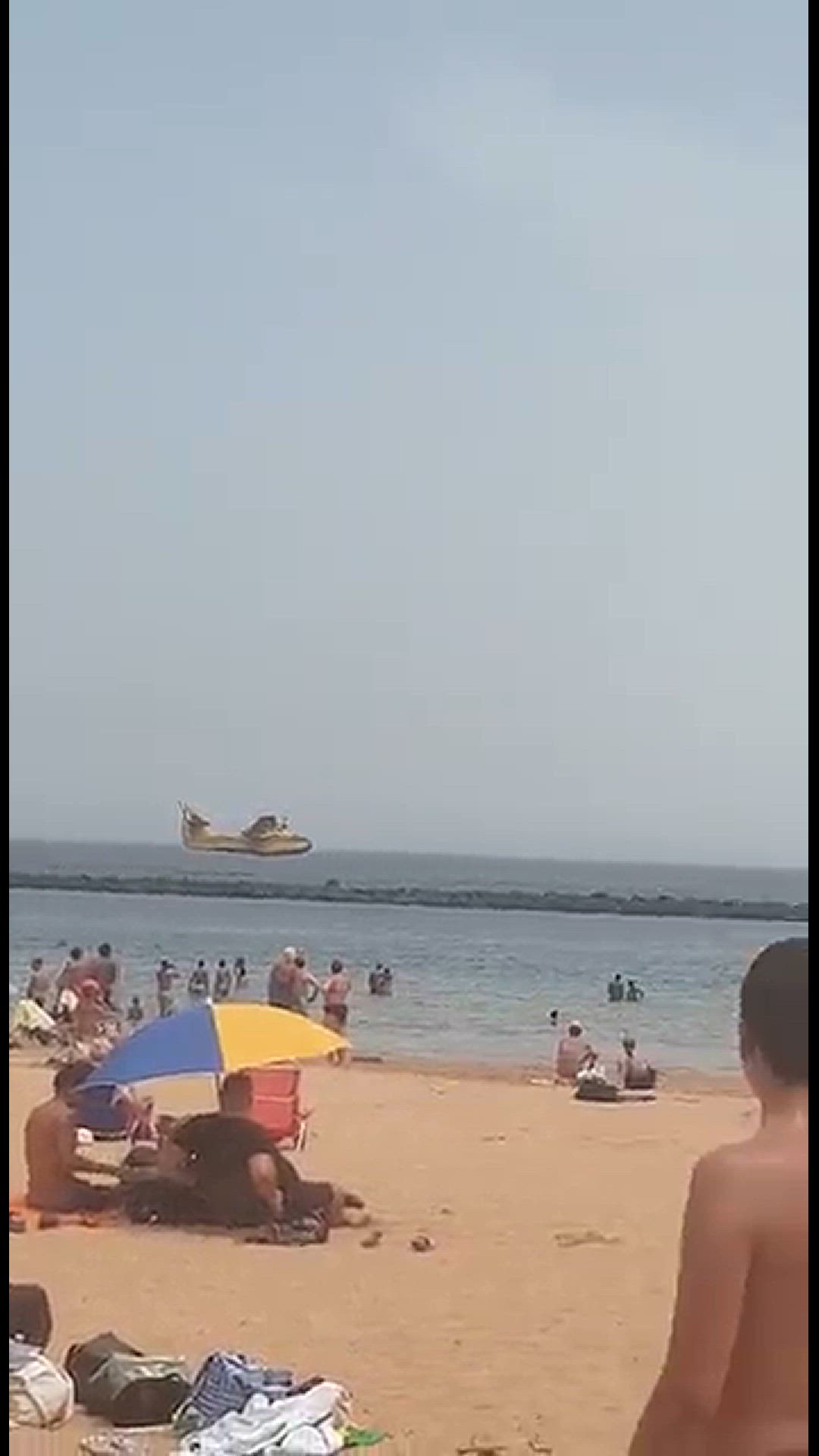 'Video thumbnail for IFTenerife Flugzeug sammelt Wasser am Strand Las Teresitas'