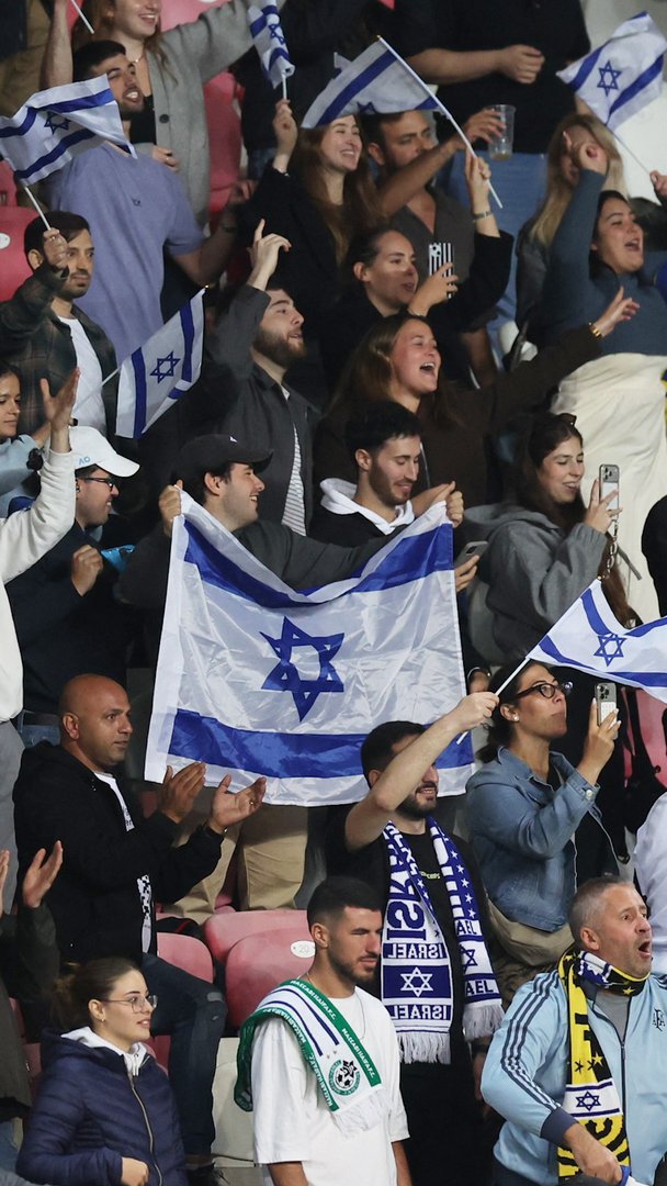 Video thumbnail for Israeli football fans chant military slogans after defeat to Ireland