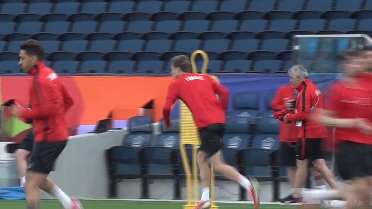 Video thumbnail for US: Türkiye national football team trains in Los Angeles ahead of US World Cup match (2).