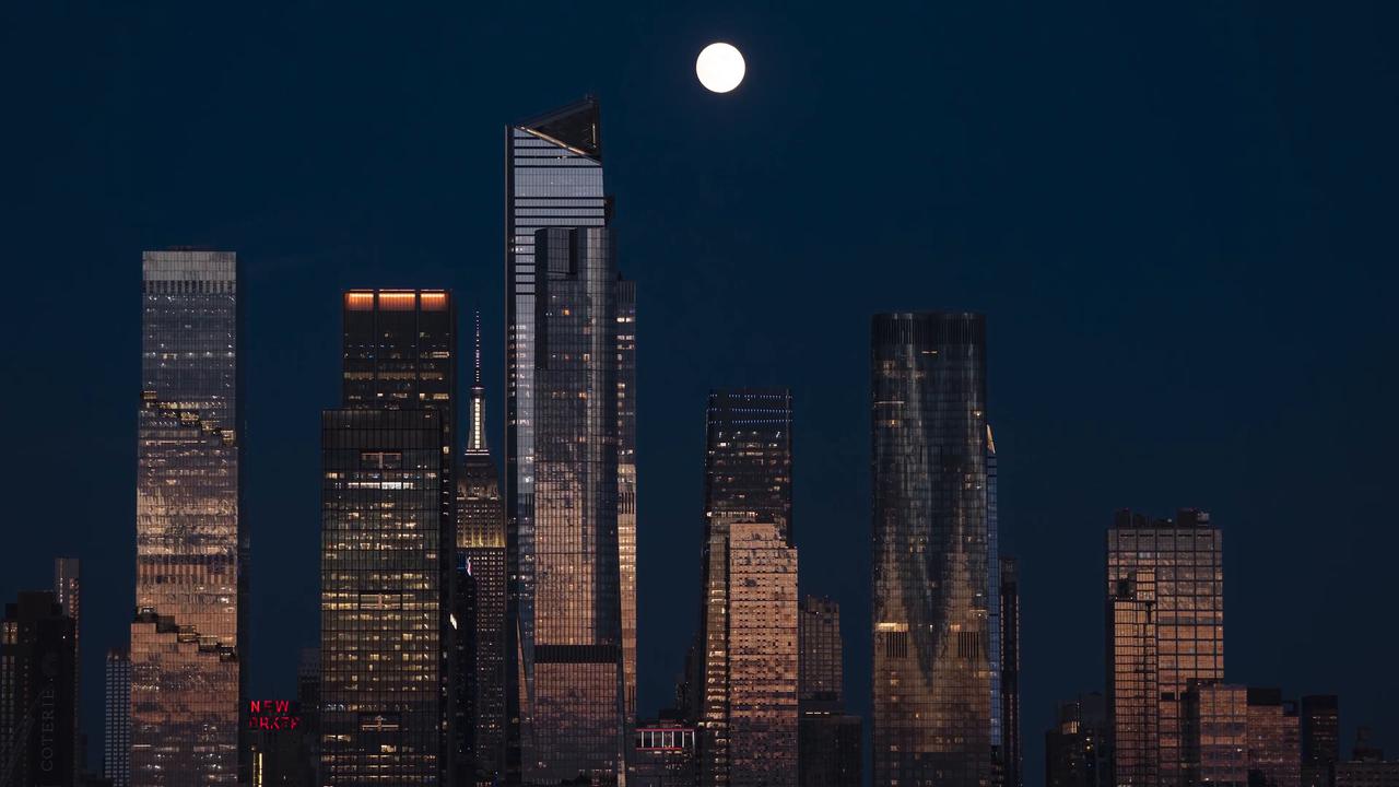 Video thumbnail for US: TIMELAPSE - Sturgeon Moon rises behind Manhattan skyline in New York.