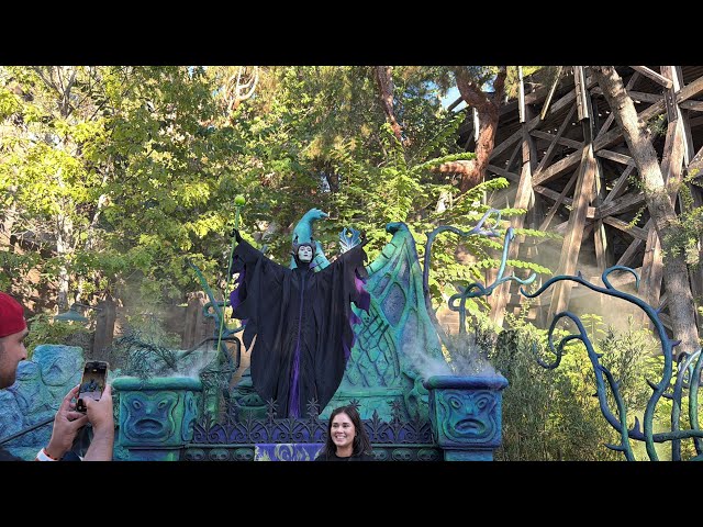 Video thumbnail for Maleficent Villains Grove Treat Trail | Oogie Boogie Bash 2026 | Disneyland Resort 4K 😈🐉🔥