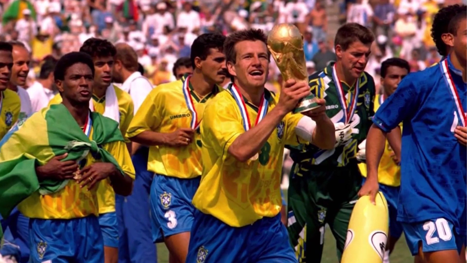Video thumbnail for World Cup crafter: Brazilian makes replica trophies near the Maracana