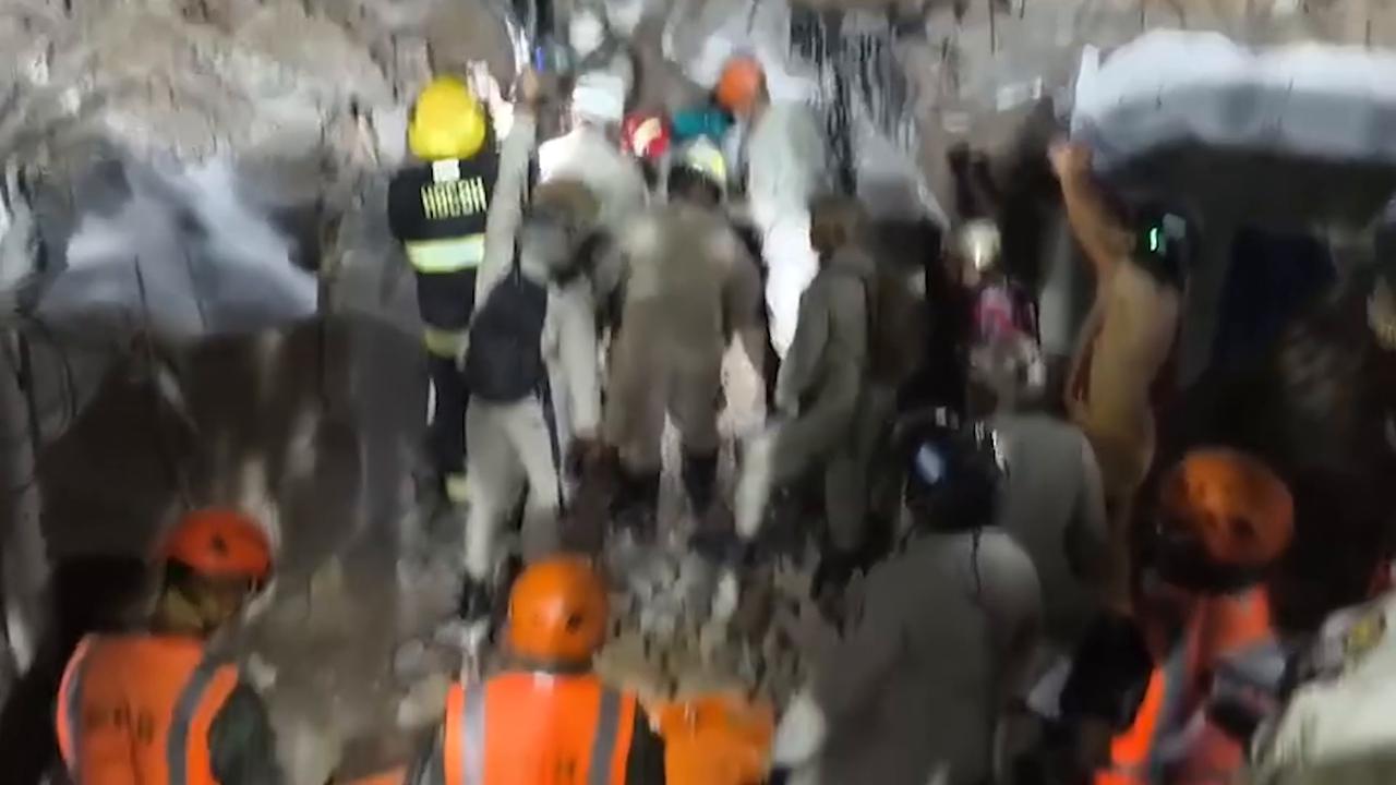 Video thumbnail for Honduras: Rescue teams search landslide debris for survivors in Tegucigalpa.