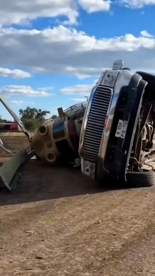 Video thumbnail for Pick-up truck overturns trying to carry military chopper in Russia