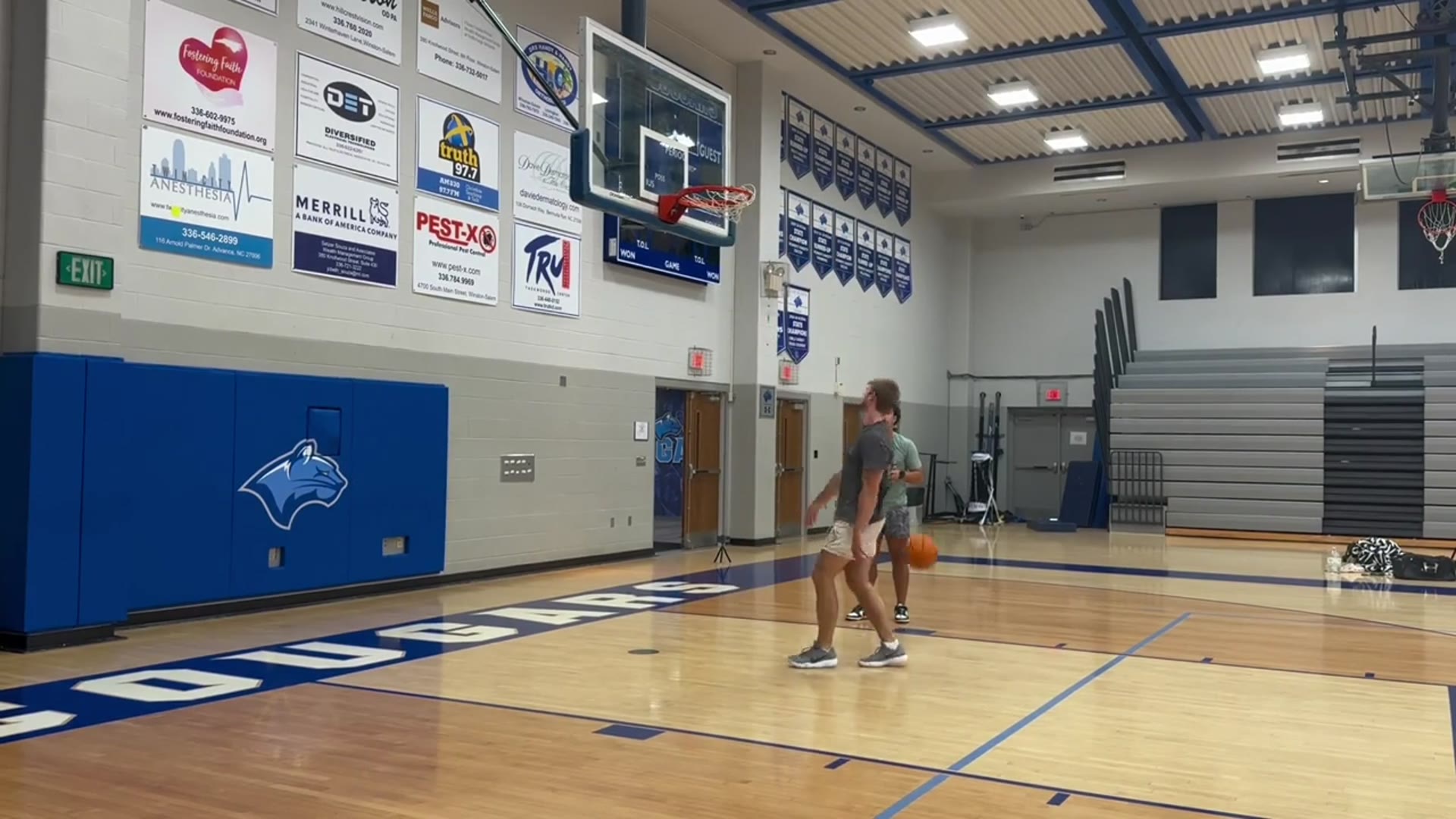 'Video thumbnail for travis reynolds: insane dunk session with elite pro dunkers! slam dunks & basketball tricks'
