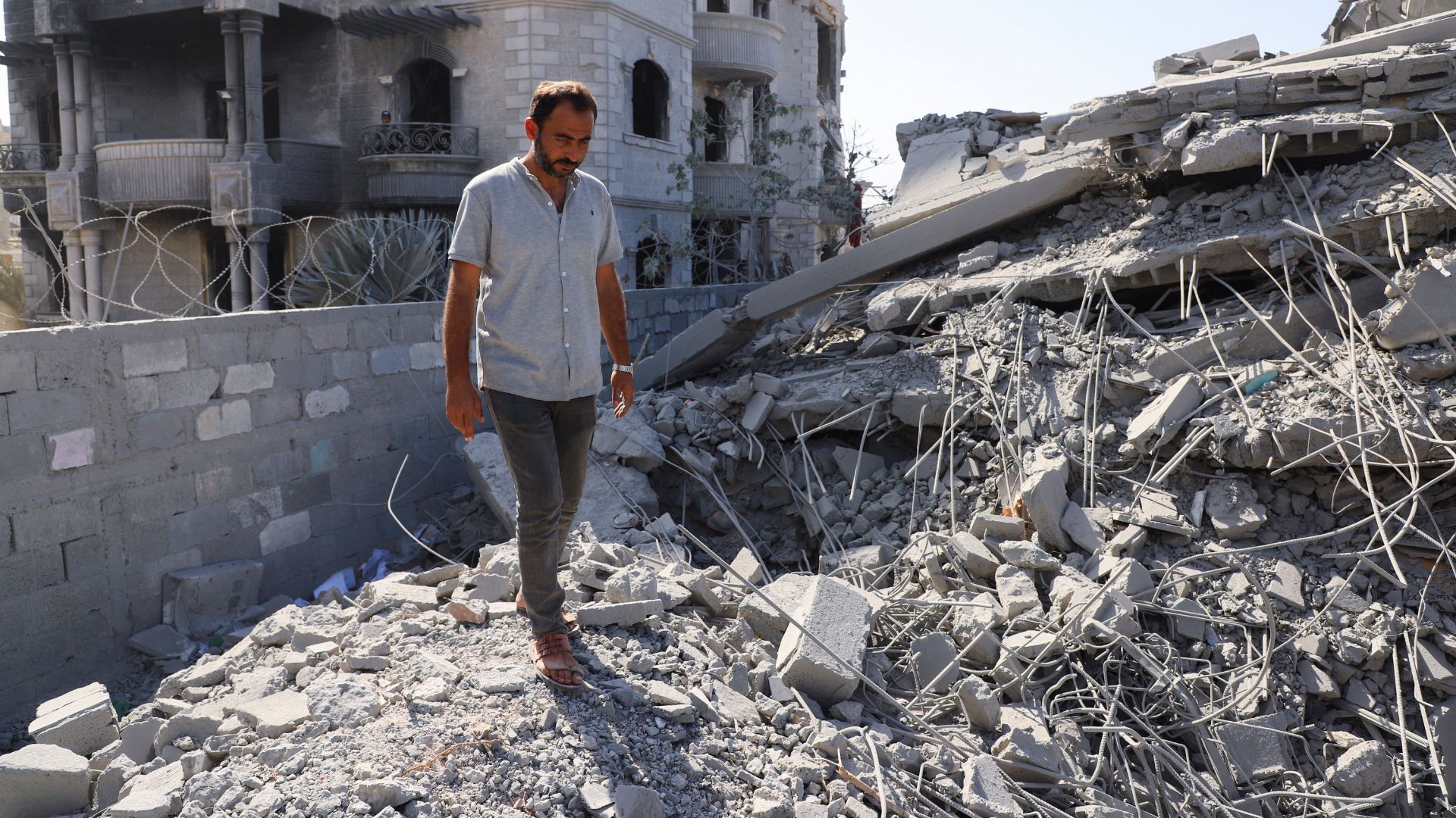 Video thumbnail for Palestinians in Gaza demand aid, Rafah opening after last Israeli captive found