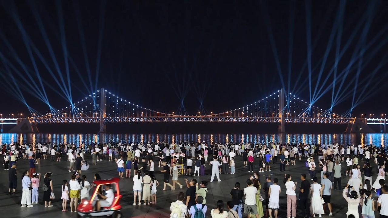 Video thumbnail for China: Xinghai Bay Bridge Light Show 5.