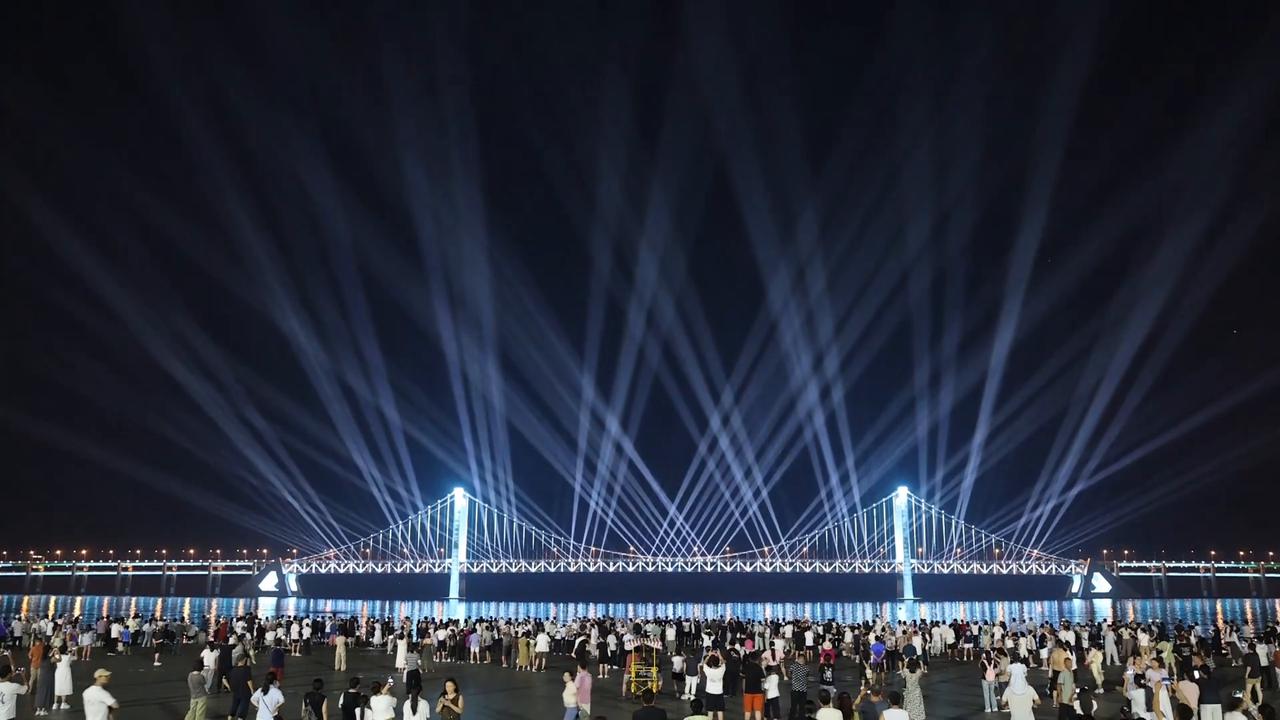 Video thumbnail for China: Xinghai Bay Bridge Light Show.