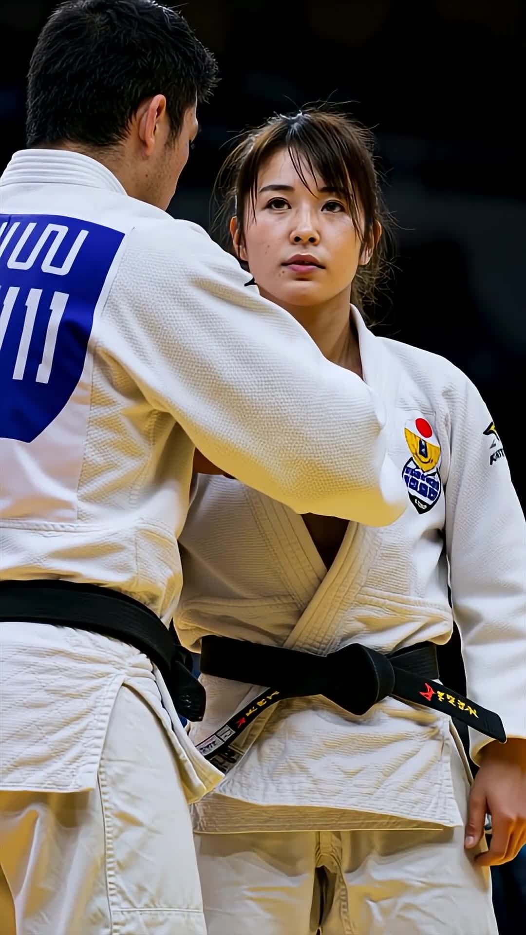 Video thumbnail for 先輩に襟を整えてもらう柔道家