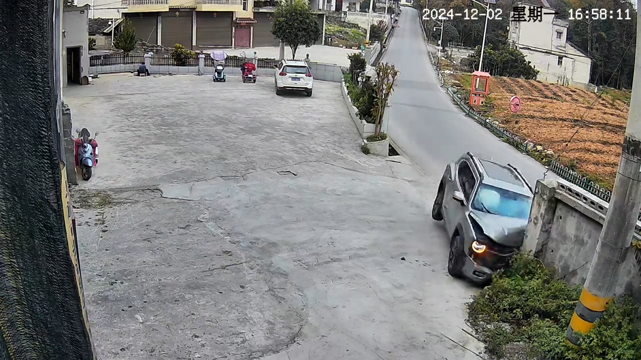Video thumbnail for Car Smashes Into Wall in Hubei, Driver Hurt
