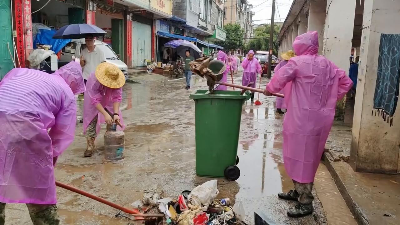 Video thumbnail for China: Relief operations underway after Typhoon Narra hits Guangxi in south China.