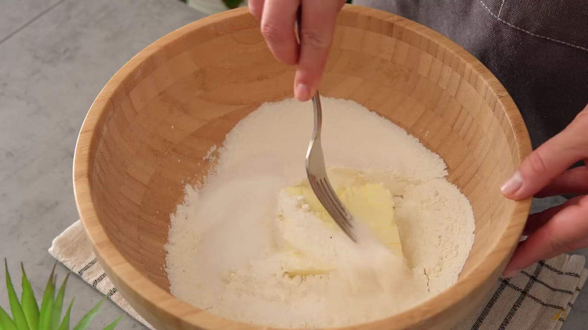 Video thumbnail for Crispy Creamy Stovetop Cake No Rolling No Cookies Everyday Ingredients(720P HD)