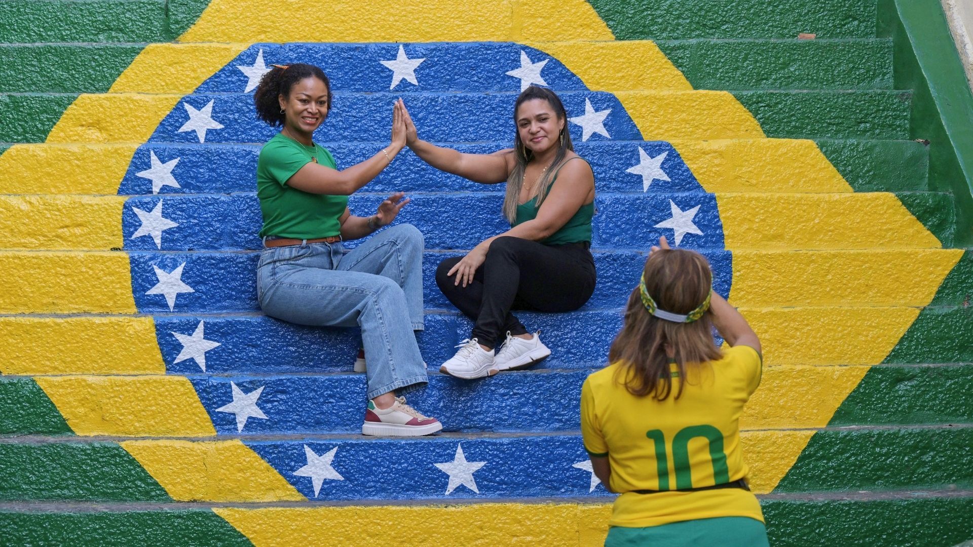 Video thumbnail for Rio's painted favela streets fuel Brazil's World Cup dream of sixth title