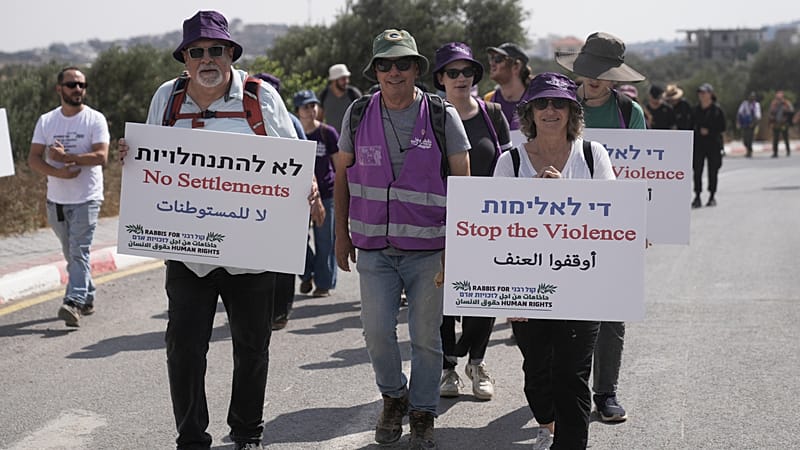 Video thumbnail for Activists attempt to deliver supplies to besieged Palestinian families