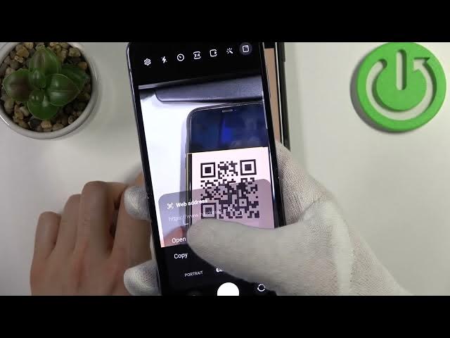 Video thumbnail for How to Scan QR Codes on Samsung Galaxy Z Flip4