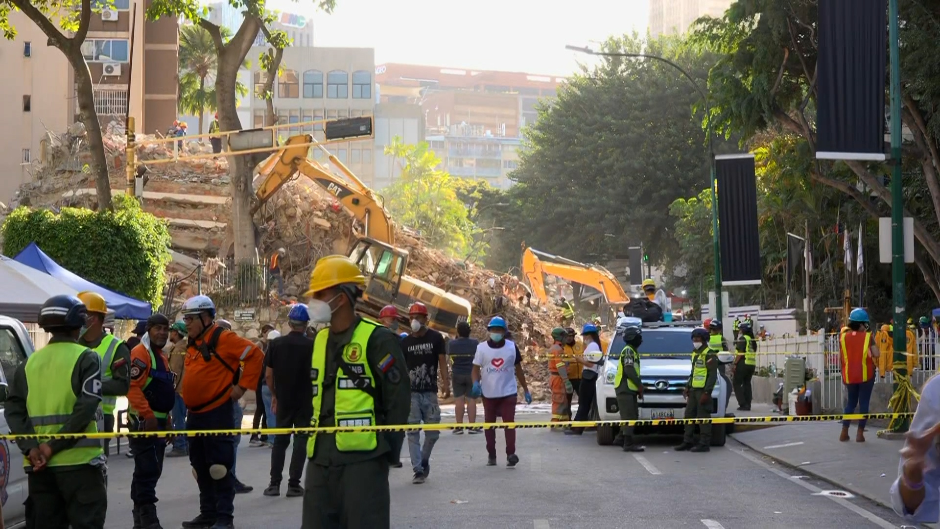 Video thumbnail for Families hold out hope for survivors five days after Venezuela earthquakes