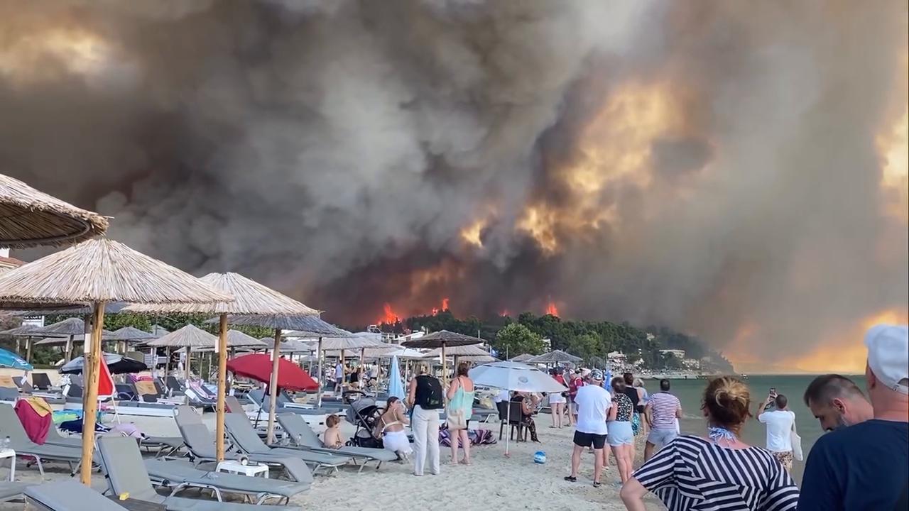 Video thumbnail for Greece: Wildfire Rages Through Halkidiki, Hundreds Evacuated by Sea.