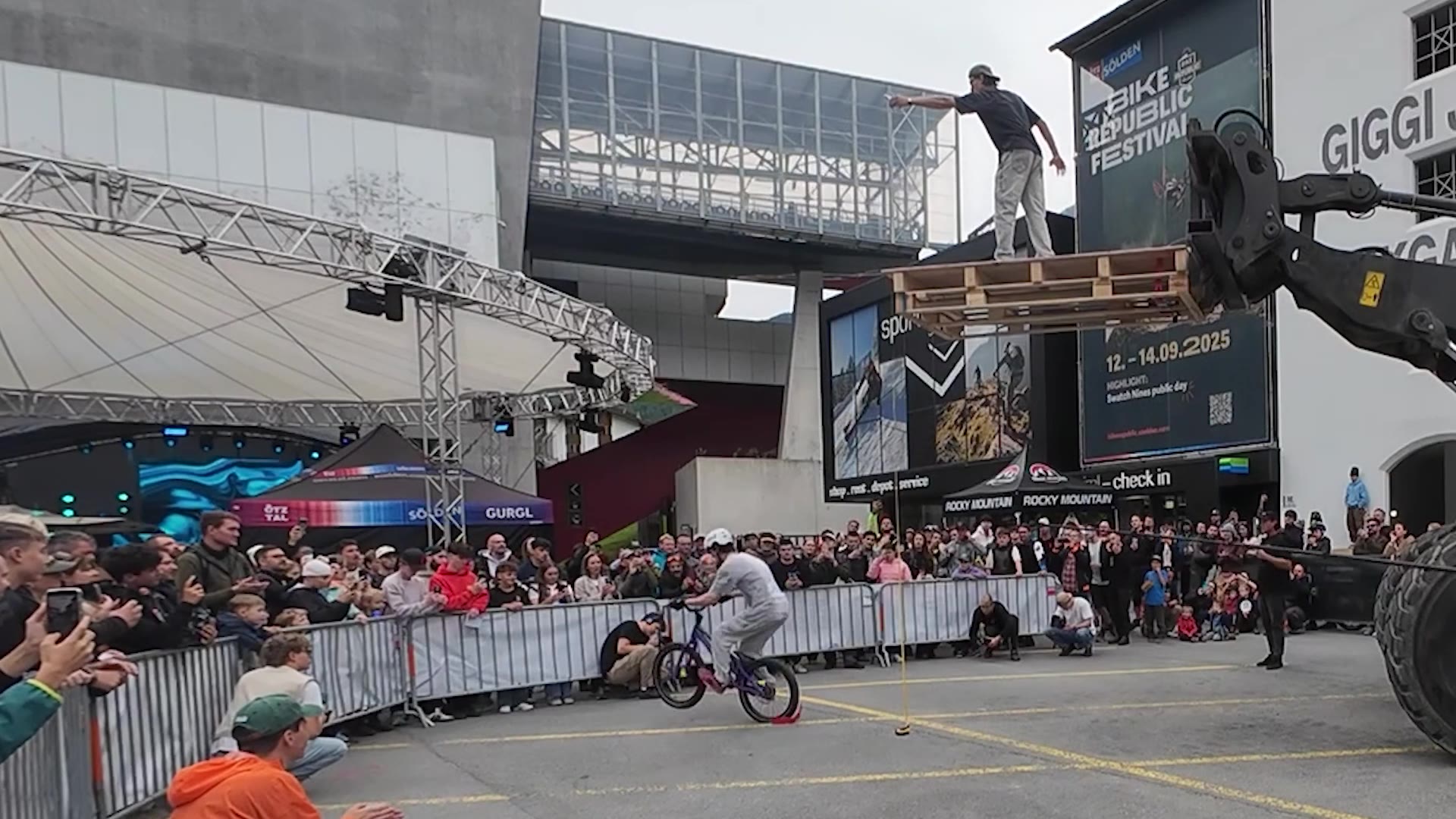 Video thumbnail for Highest Vertical Drop On A Bicycle Onto A Target (Male)