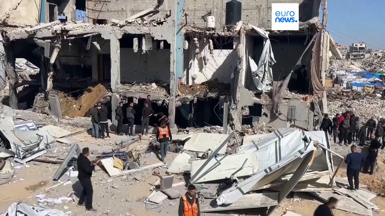 Video thumbnail for 29 people killed in Gaza by Israeli strikes, hospital sources say as ceasefire inches forward