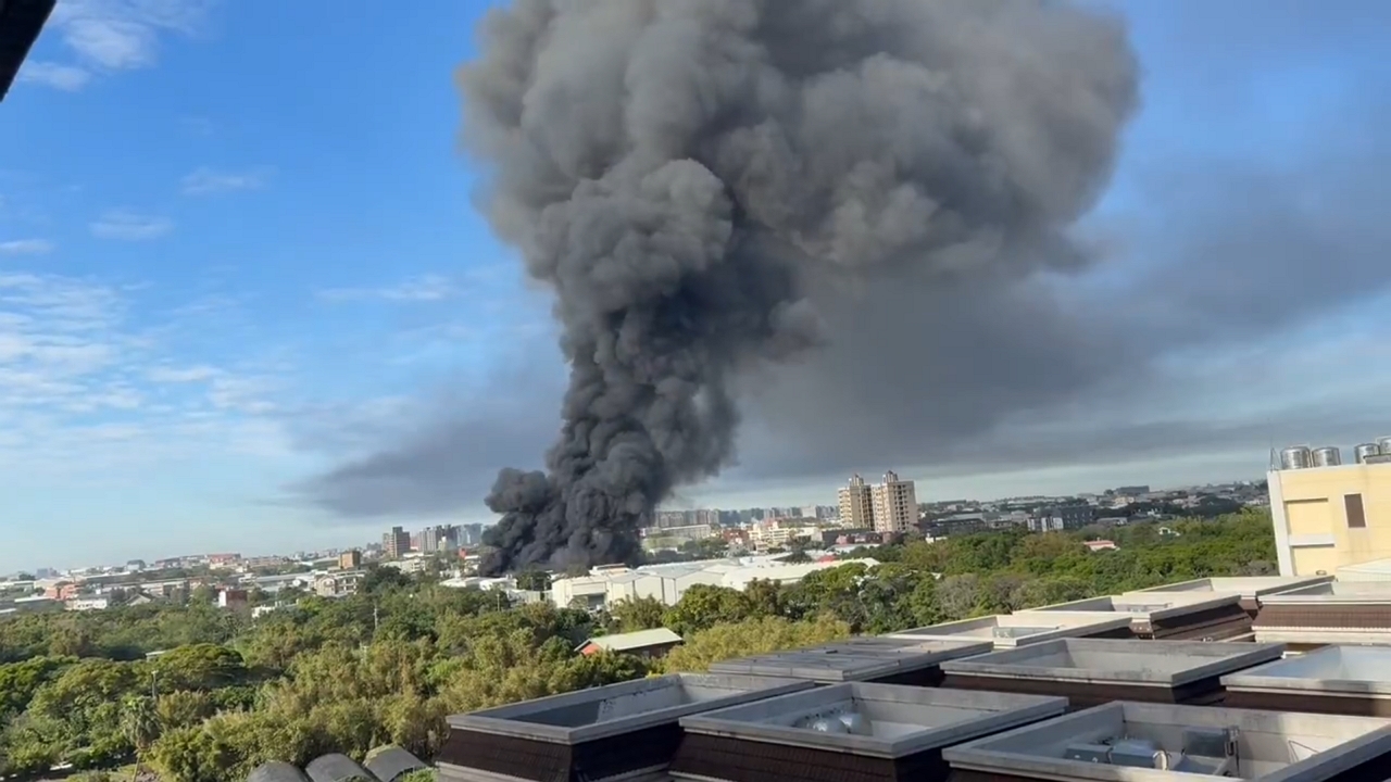 Video thumbnail for Fire at Taoyuan recycling facility sends smoke billowing over neighborhood