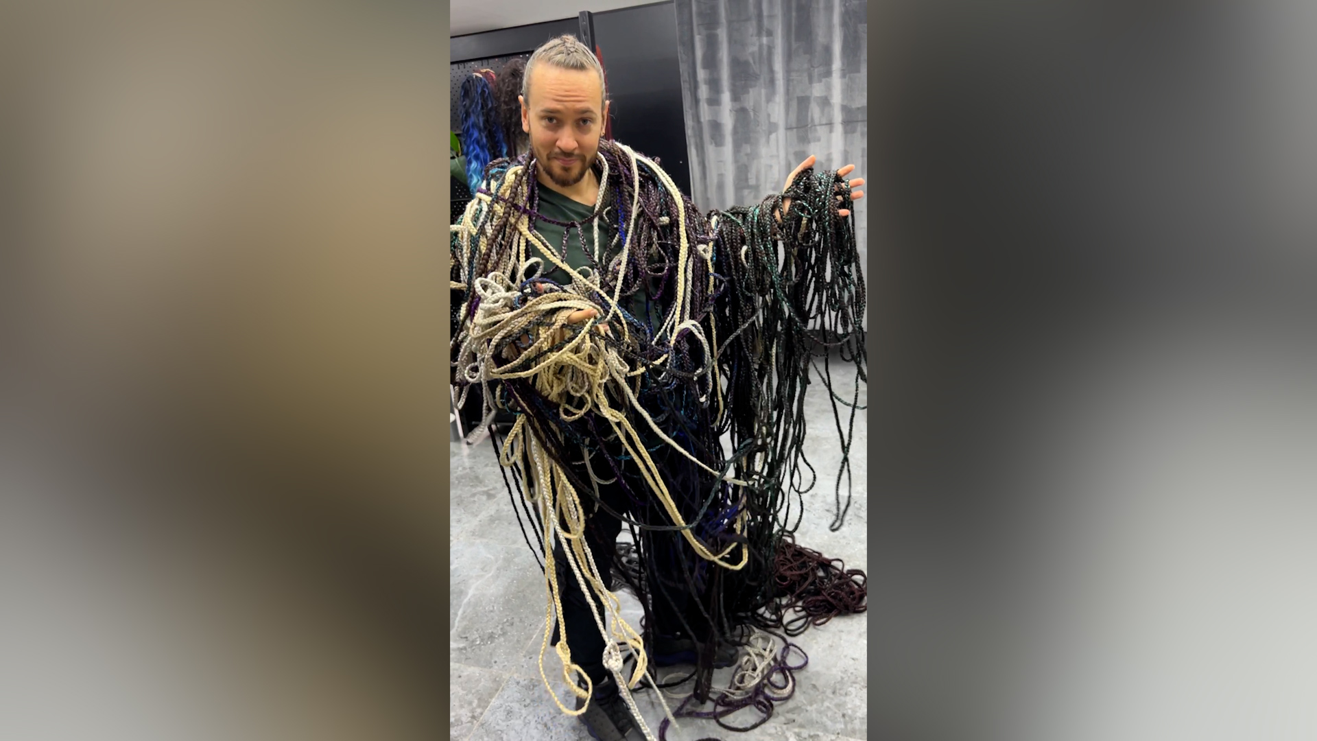 Video thumbnail for Longest hair extension (team)  490 metres (1607 ft 7.3 in)